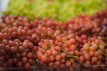 Pile of red and white grapes.