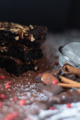 Frischer Brownie mit dunkler Schokolade und Nüssen.