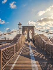 Fototapeta premium Architecture of the famous Brooklyn Bridge and view of the skyscrapers of New York, a Christmas morning 