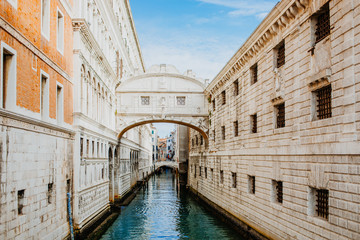 Fototapeta na wymiar Kanal - Straße in Venedig in Italien im Sommer