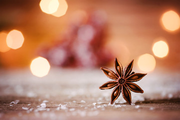 Weihnachtlicher Hintergrund mit Sternanis und festlichen Lichtern - Textfreiraum