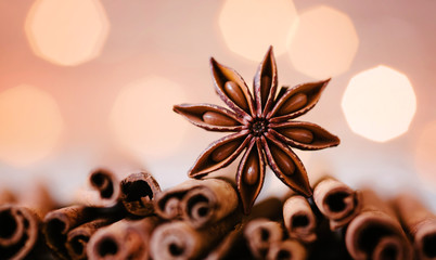 Sternanis auf Zimtstangen - weihnachtliche Dekoration © emmi