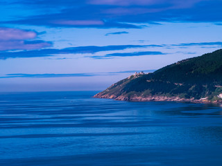 Vistas azules de la costa de Finisterre, en la Coruña, Galicia, verano de 2018