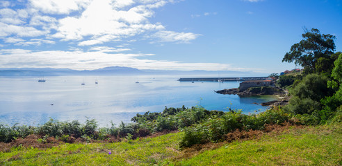 Vistas de la costa de Finisterre en un paisaje de costa con el agua azul, contrastando con el verde de la costa. Verano de 2018