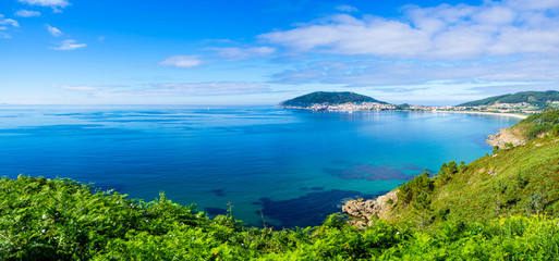 Fototapeta na wymiar Impresionante paisaje de la Costa de Finisterre con el agua azul transparente, en La Coruña, España, verano de 2018