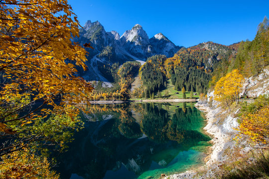 Der Donnerkogel und Strichkogel spiegeln sich im Gosausee