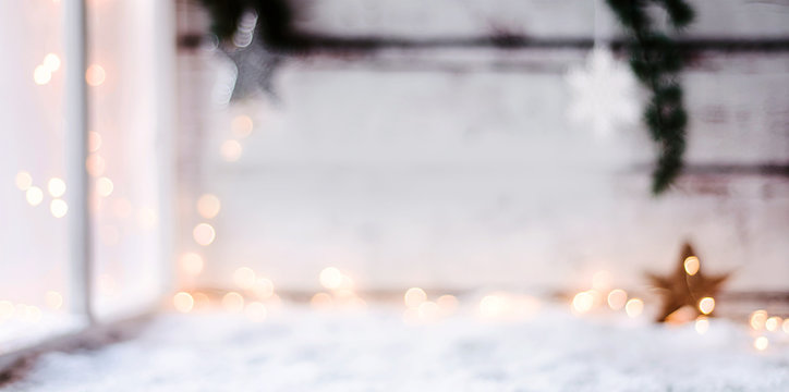 Winterlicher Hintergrund, weihnachtlich dekoriert als Banner - mit Unsch&auml;rfe und textfreiraum f&uuml;r Headline, Text