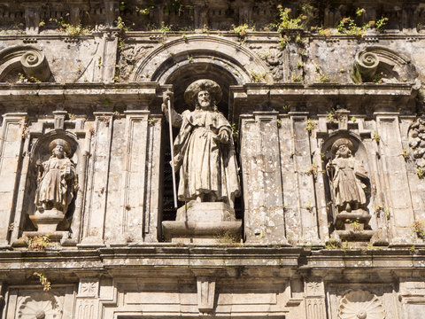 Detalle medieval, de estatuas de santos en una pared de Santiago de Compostela, verano de 2018