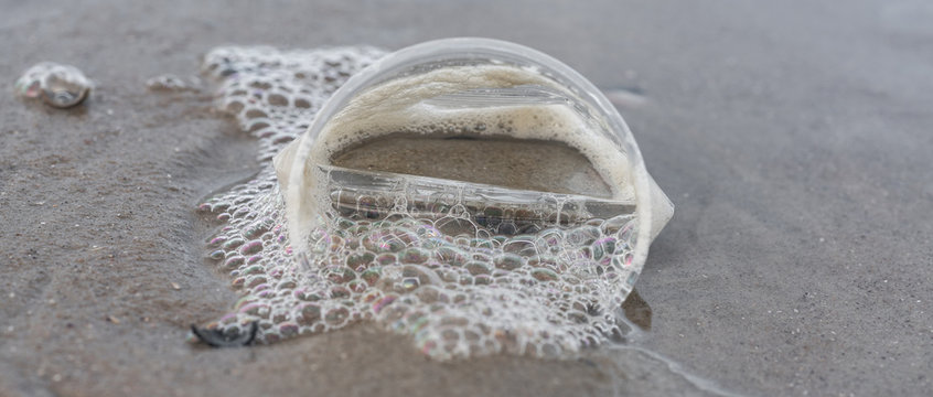 Plastikbecher am Strand