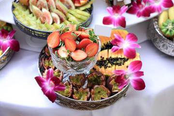Sałatka z owoców truskawki, kiwi i ananasa w kształcie pięknej dekoracji.