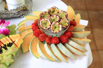 Sałatka z owoców truskawek, kiwi i dyni w kształcie pięknej dekoracji.