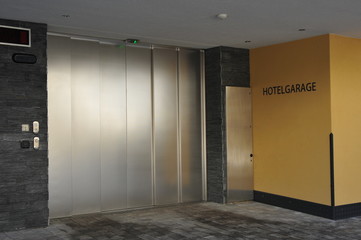 Einfahrt zu einer Hotelgarage mit Edelstahl-Schiebetür 