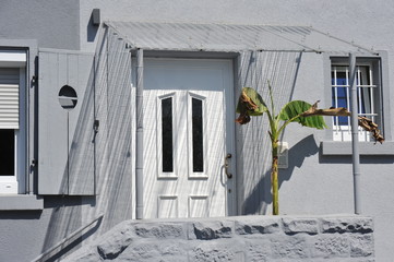 Hauseingangsbereich in einer verputzten Wohnhaus-Fassade