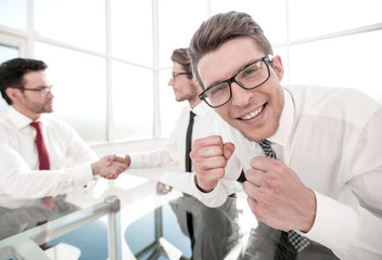 Obraz premium smiling young businessman sitting in office