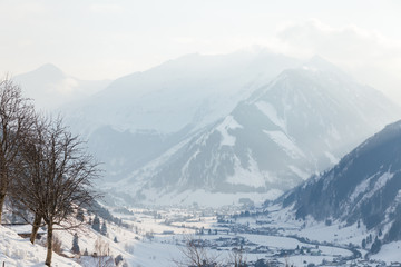 Fototapeta na wymiar Stadt in den österreichischen Alpen