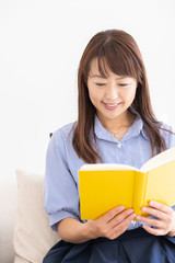 Obraz premium 本を読むミドル女性