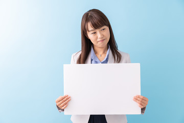 Naklejka premium ホワイトボードを持つミドル女性 考える ビジネス