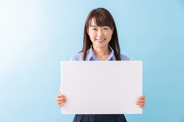 ホワイトボードを持つミドル女性