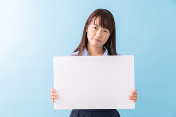 Naklejka premium ホワイトボードを持つミドル女性 考える