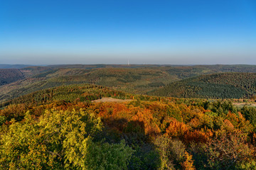Aussicht vom Katzenbuckel dem höchsten Punkt es Odenwaldes auf die herbstlichen Hügel und Wälder