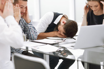 Obraz premium tired business team discussing the problems of a new startup.