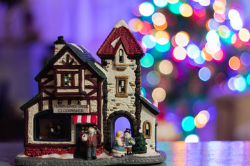 Casa de cerámica para decoración en navidad con bokeh