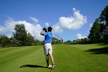 Obraz premium Golfer playing golf in beautiful golf course in the evening golf course with sunshine in thailand