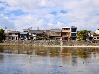 Fototapeta na wymiar 川と川辺の古民家