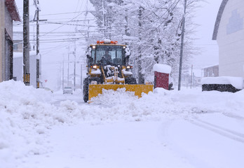 道路を除雪する除雪車