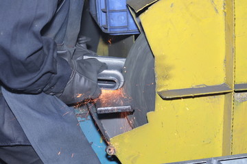 Casting Iron grinding process by grinding wheel ; finishing process before machining;