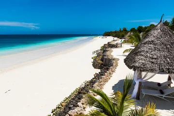 Crédence en verre imprimé Zanzibar Belle plage au bord des eaux bleues de l& 39 océan Indien à Zanzibar. Zanzibar est une île juste au large des côtes de la Tanzanie - Afrique.