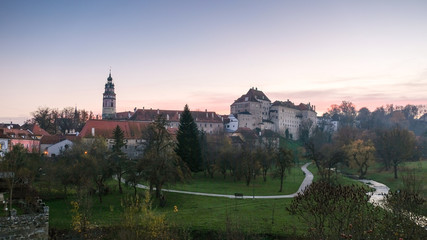 Fototapeta premium cesky krumlov castle in the evening sunset with park view.