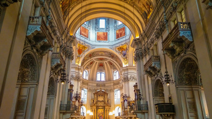 Fototapeta na wymiar Interno della cattedrale dei Santi Ruperto e Virgilio a Salisburgo in Austria