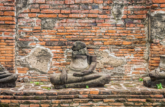 Ruins statues of sitting Buddha image at Wat Mahathat. The old Buddhism ruins in Ayutthaya, Thailand, Southeast Asia.