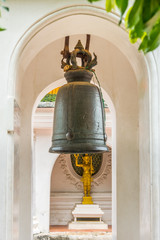 Obraz premium Thai hanging bell with handheld mallet at Wat Phra Pathommachedi Ratcha Wora Maha Wihan. Located in Nakhon Pathom, Thailand, Southeast Asia.