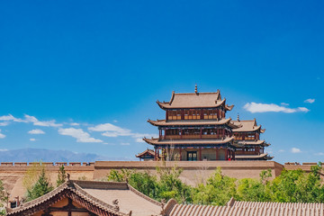 Obraz premium Gate tower building and walls under blue sky at Jiayu Pass, in Jiayuguan, China