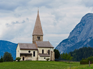 Fototapeta na wymiar Kirche und Berge