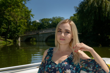 Blonde Frau am Wasser IV