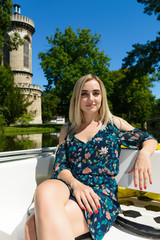 Blonde Frau am Wasser III