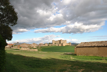 Obraz premium Vista del paisaje con castillo al fondo 