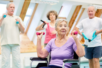 Alte Frau und Senioren beim Hanteltraining