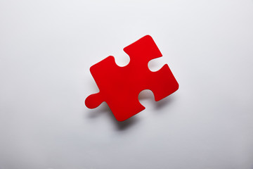 Obraz premium top view of red puzzle problem solution symbol on grey background