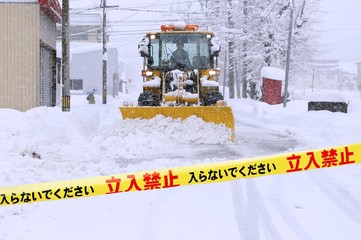 道路の除雪と立入禁止表示