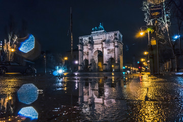 Siegestor an einem regnerischen Tag bei Nacht in M&uuml;nchen