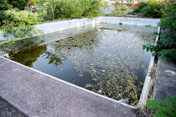 Naklejka premium Abandonade pool in the old club house in Thailand, old damaged swimming pool