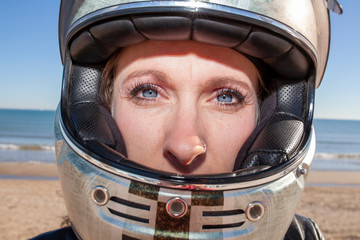 Ojos azules de mujer dentro del casco