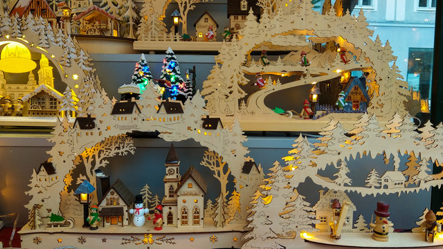 Piccole casette in legno ai tradizionali mercatini di natale di Salisburgo in Austria