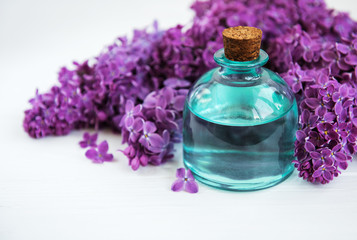 Obraz na płótnie Canvas Essential oil with lilac flowers