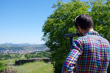 Fototapeta na wymiar homme regardant le Puy en Velay depuis la forteresse de Polignac