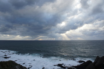 荒れる岩場と天使の梯子